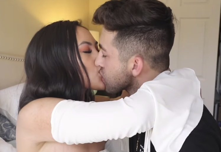Шокиращо ВИДЕО със страстна целувка между брат и сестра втрещи мрежата