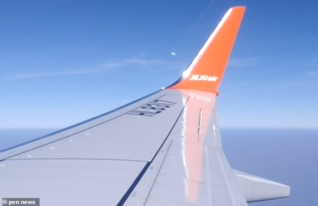 Пътник засне НЛО до самолета си (ВИДЕО)
