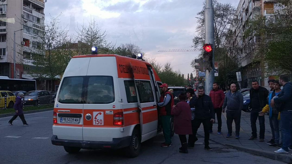 Тежка катастрофа в Пловдив, свидетели бинтоват главата на пострадал (СНИМКИ)
