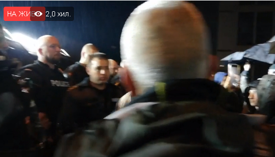 Напрежението в Габрово ескалира! Протестиращи се блъскат в жандармерията, искат... (НА ЖИВО)
