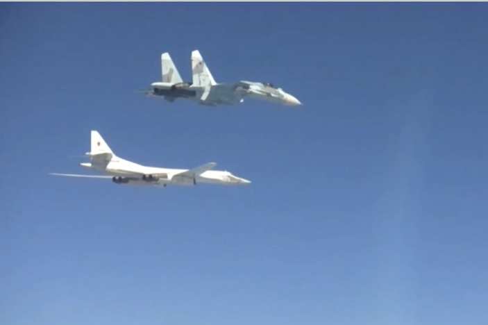 В Черно море: Ракетоносци Ту-160 проведоха маневри над корабите на НАТО (ВИДЕО)