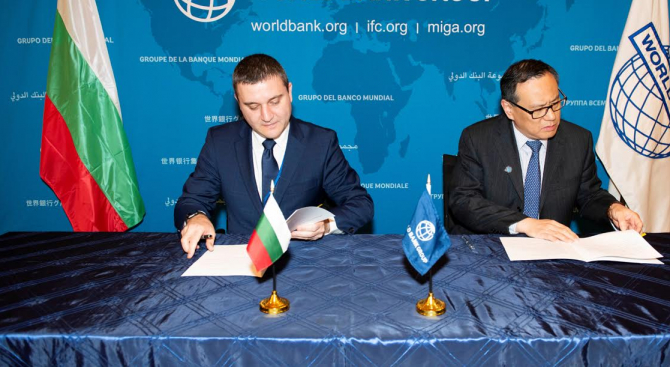 Горанов подписа споразумение със Световната банка за откриването на Офис за споделени услуги в София