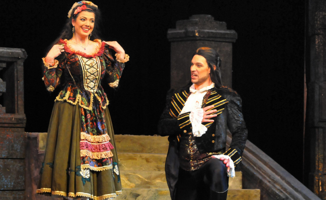 Баритонът на бургаската опера предложи брак на любимата си по време на спектакъл