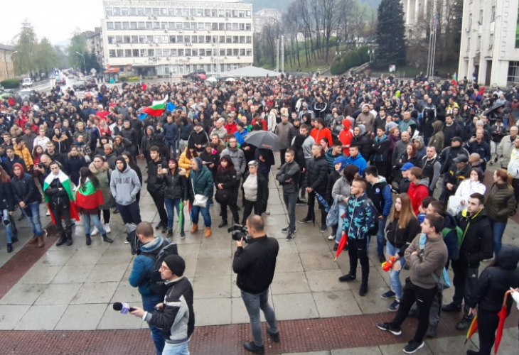 1000 души са на протеста в Габрово