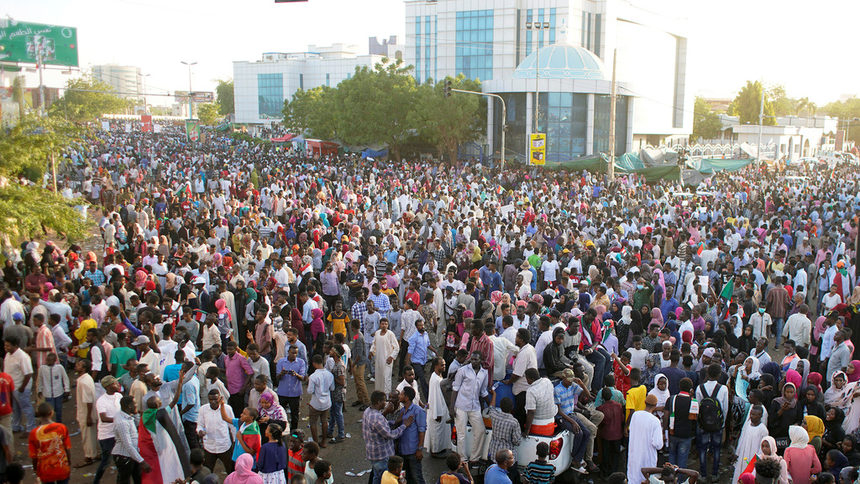 Военните в Судан отмениха комендантския час и обещаха да "изкоренят режима"