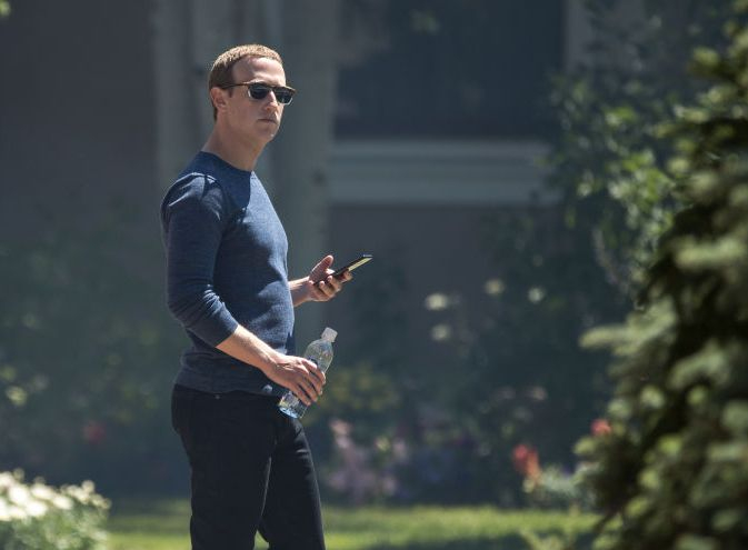 Акционери на Фейсбук поискаха главата на Марк Зукърбърг 