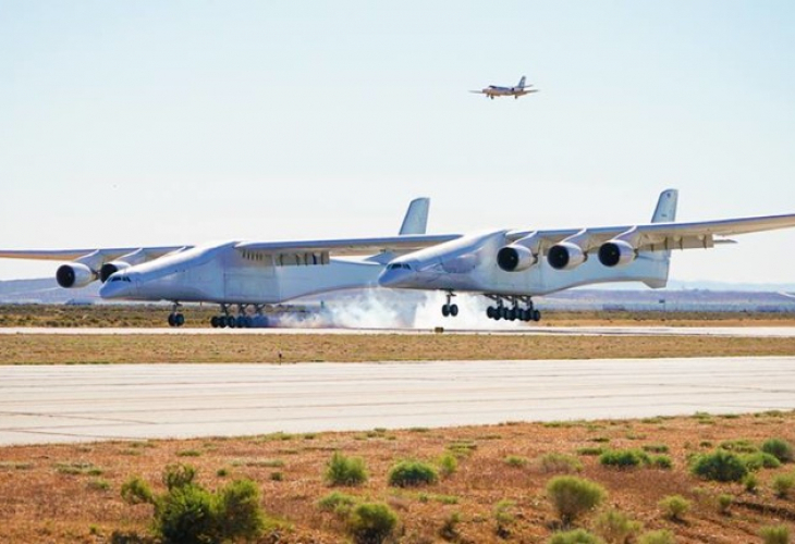 Най-големият самолет в света разви скорост от 304 км/ч при първия си полет