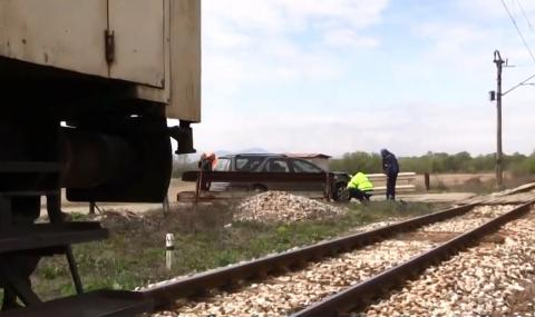 Кола се удари в бързия влак София - Бургас