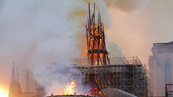Рухна покривът на "Парижката Света Богородица", кулата се сгромоляса! (НА ЖИВО)