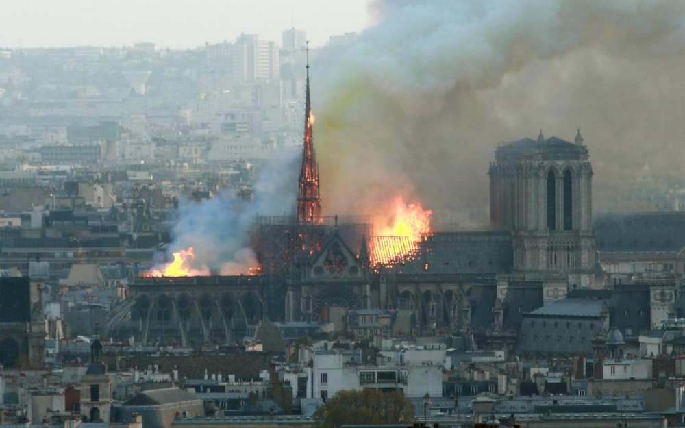 Рухна покривът на "Парижката Света Богородица", кулата се сгромоляса! (НА ЖИВО)