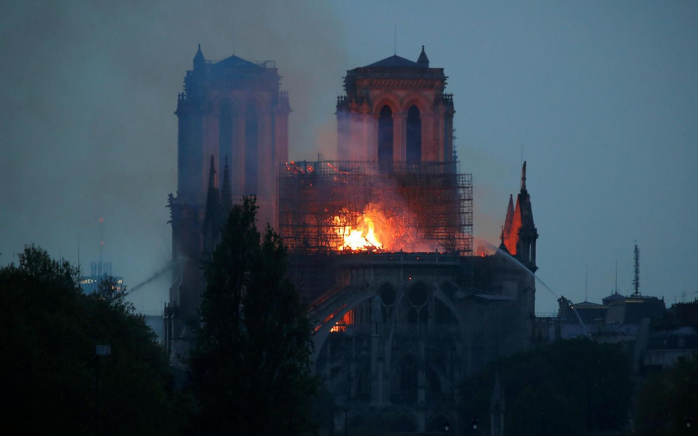 Рухна и втората кула на "Нотр Дам", катедралата заприличва на пепелище (НА ЖИВО)