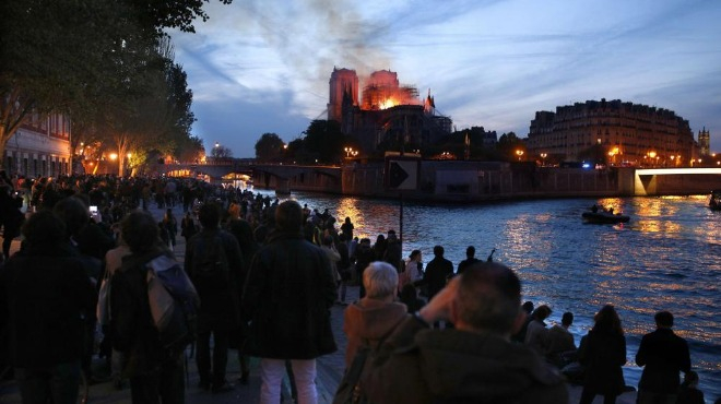 Париж плаче и пее "Аве Мария" пред горящата "Нотр Дам" (СНИМКИ/ВИДЕО)