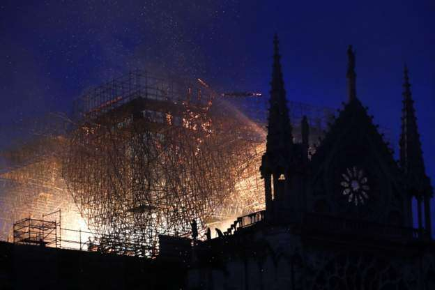 Париж плаче и пее "Аве Мария" пред горящата "Нотр Дам" (СНИМКИ/ВИДЕО)