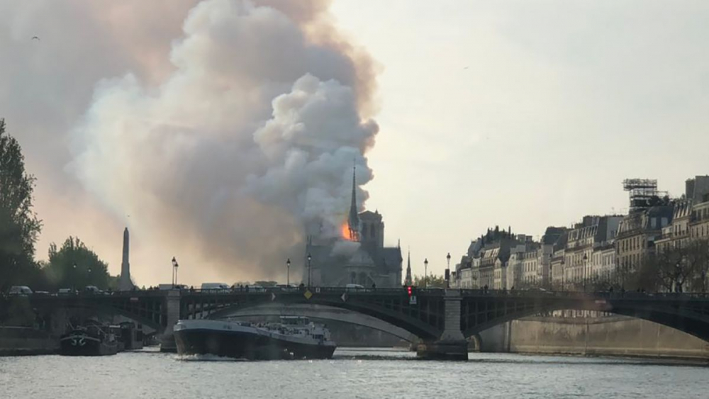 Публикуваха СНИМКА от горящата катедрала в Париж, направена от дрон