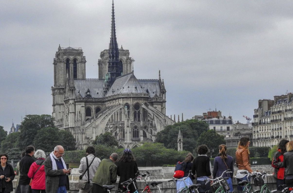 Ужасяващи СНИМКИ/ВИДЕО показват какво остана от един от символите на Париж 