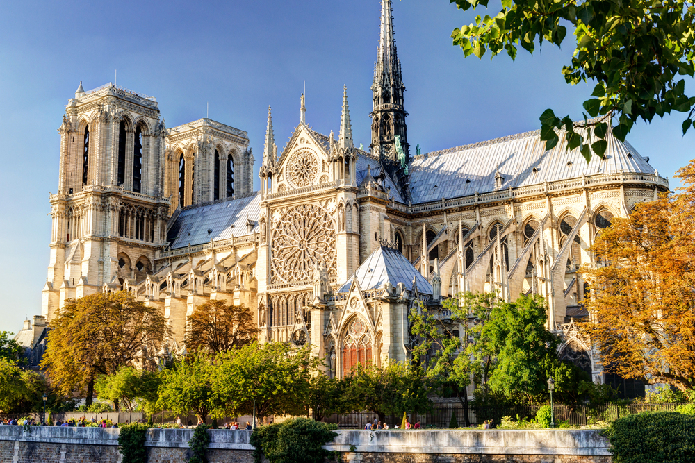 Легенди и факти за изпепеленото готическо бижу „Парижката Света Богородица“