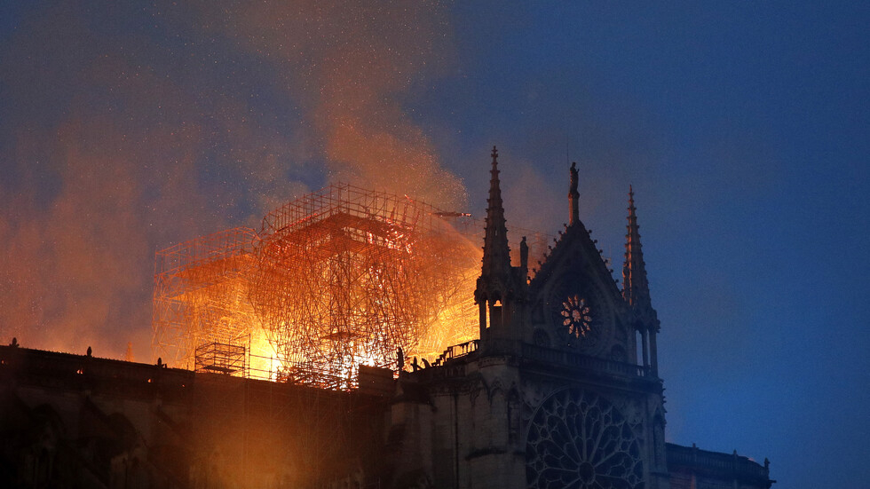 Нова и неочаквана заплаха надвисна над Париж заради ада в Нотр Дам