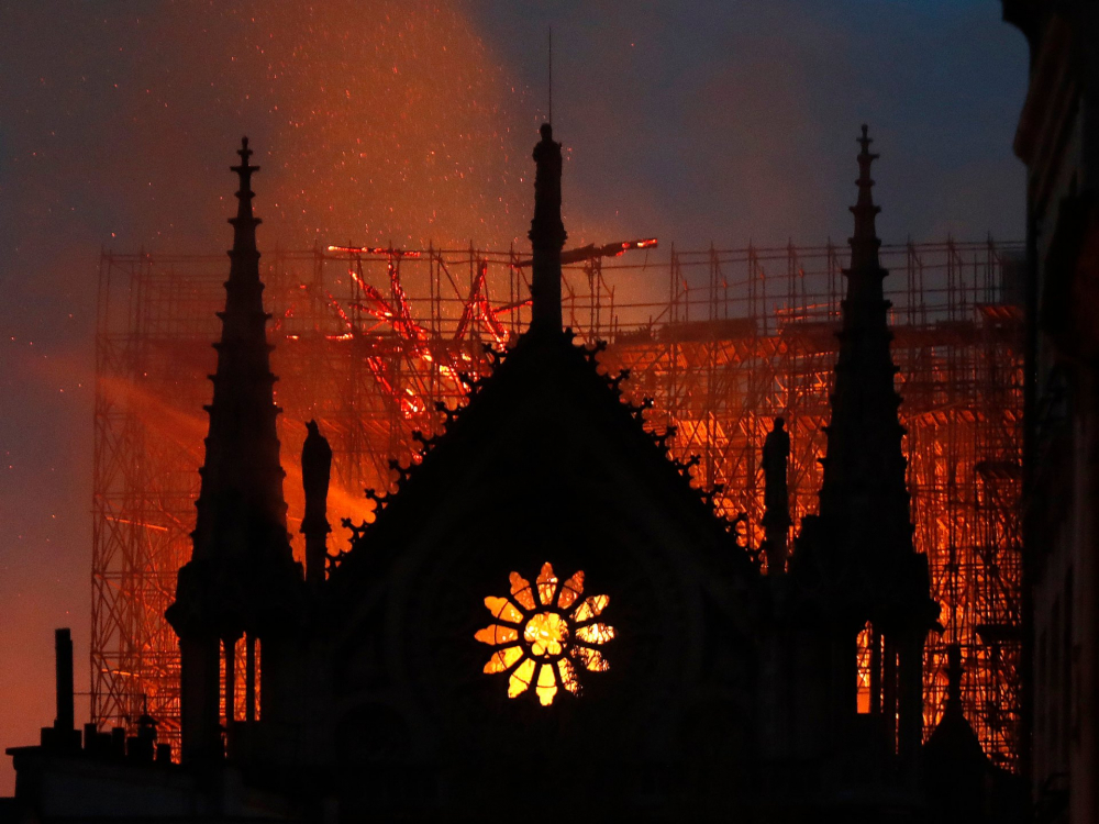 Нова огромна заплаха надвисна над "Нотр Дам", катедралата може да рухне всеки момент