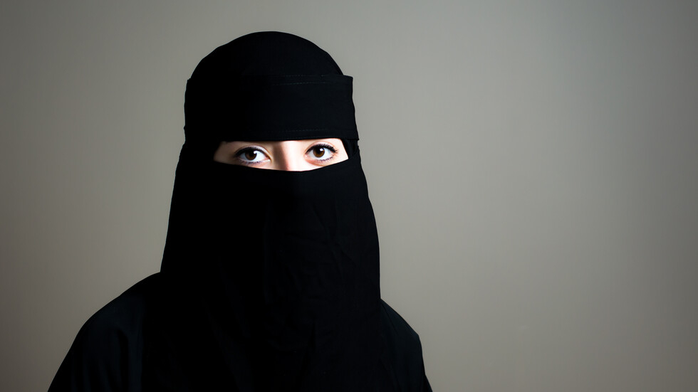Шок: Мюсюлмански духовник с ВИДЕО ръководство за побой над съпруги!