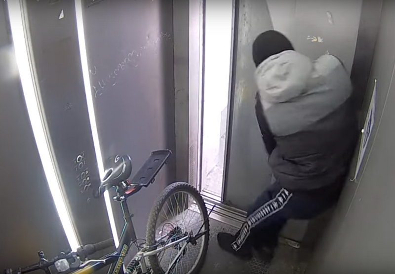 Познавате ли го? Бургаска батка с колело разби асансьор на пасарелка (ВИДЕО)