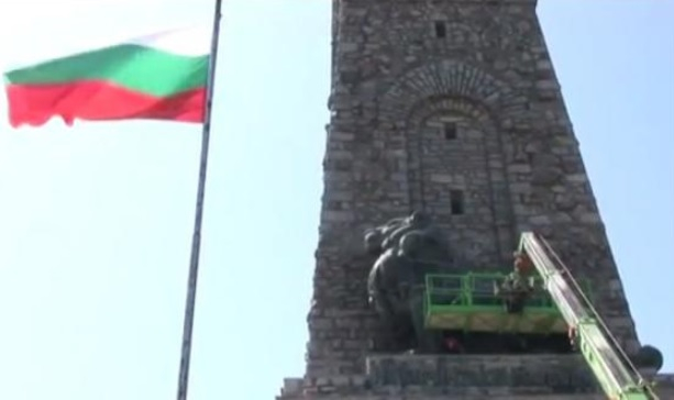 Джамбазки към българите: Не се кахърете толкова за "Нотр Дам", вижте паметника на Шипка и дарете!