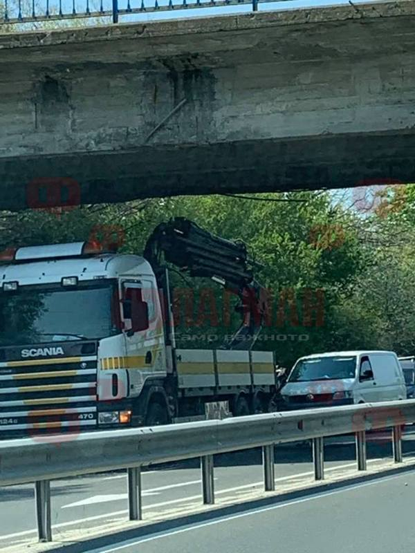 Извънредно! Камион се заклещи под надлеза за Черноморец (СНИМКИ)
