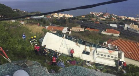 Огромна трагедия с туристически автобус на о-в Мадейра, спасители вадят тела 