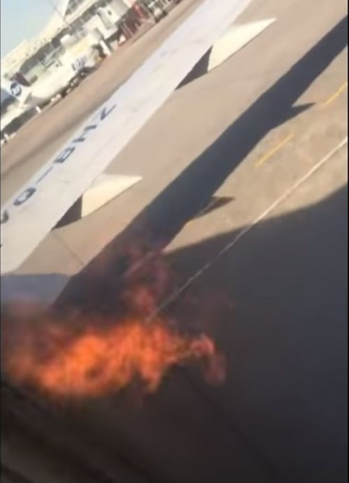 Паника: Двигател на „Боинг“ 737 се запали, пътници изскочиха на крилата му (ВИДЕО)