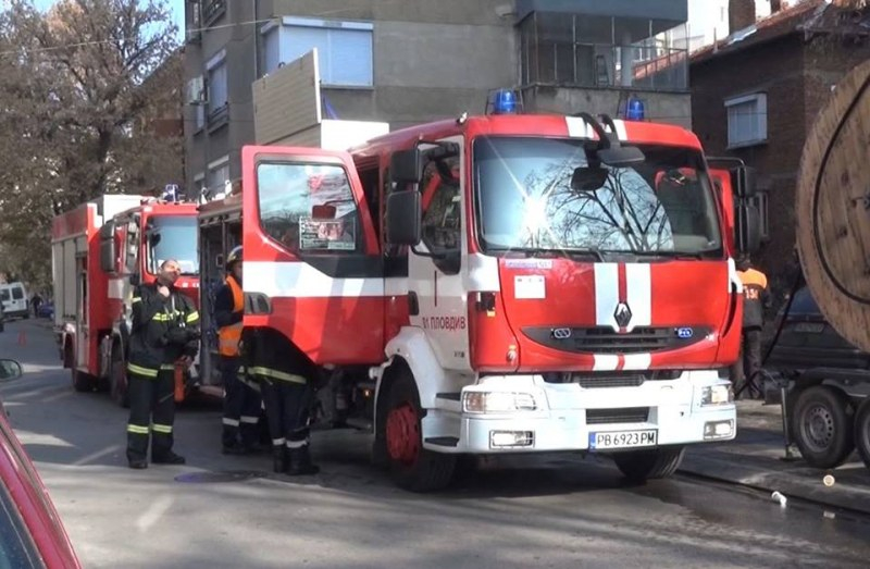 Младеж се заклещи между две сгради в Пловдив