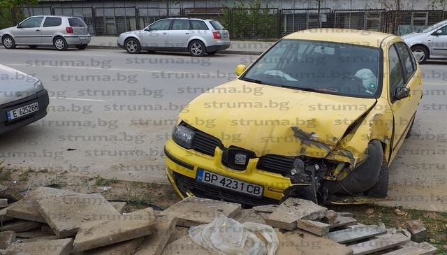 Зрелищна катастрофа в Благоевград, шофьора го няма (СНИМКИ)