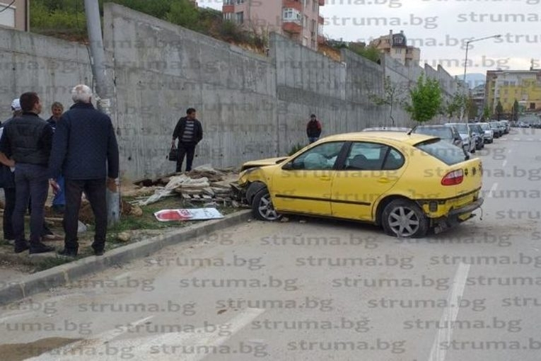 Зрелищна катастрофа в Благоевград, шофьора го няма (СНИМКИ)