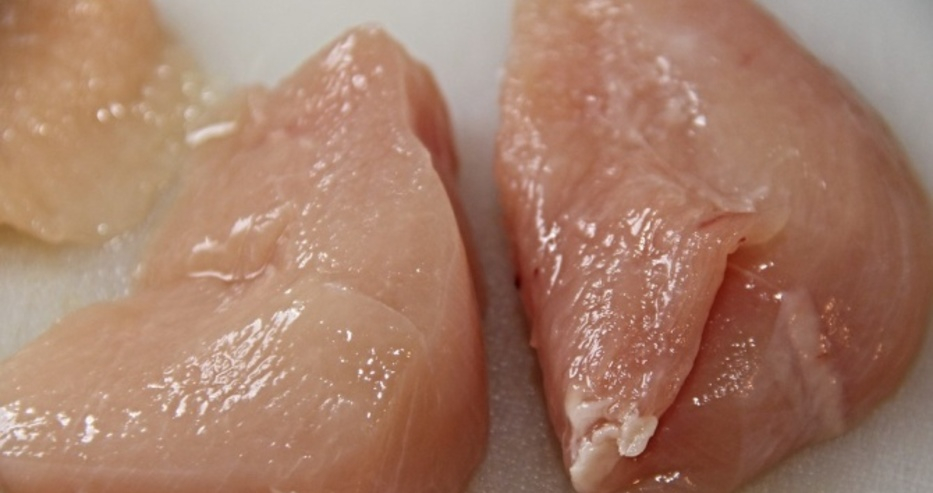 Лъсна мръсната тайна за пилешкото месо в големите магазини 