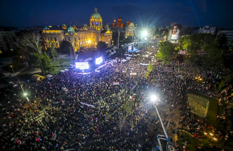 Хиляди привърженици на Александър Вучич се събраха тази нощ в Белград
