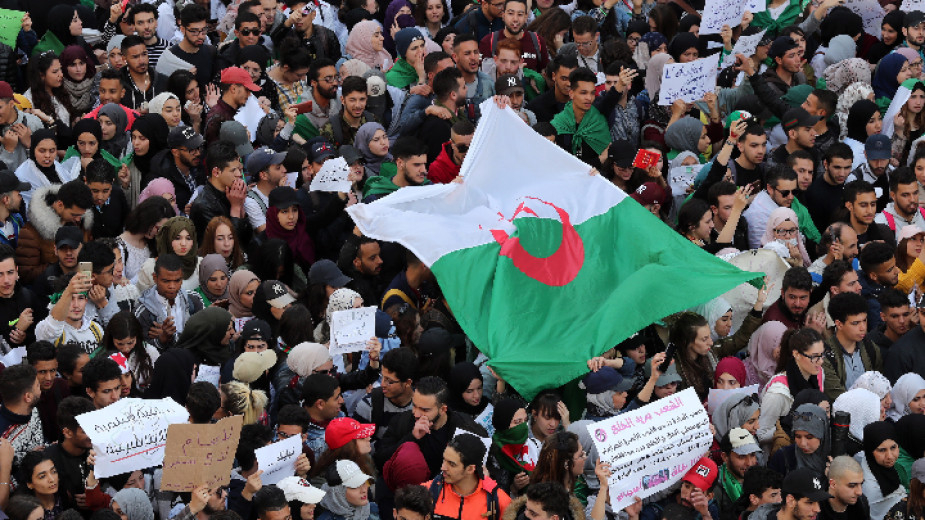 Вълненията в Алжир не отслабват