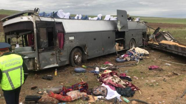 Адско меле: Автобус се обърна в Казахстан, десетки загинаха (СНИМКИ)