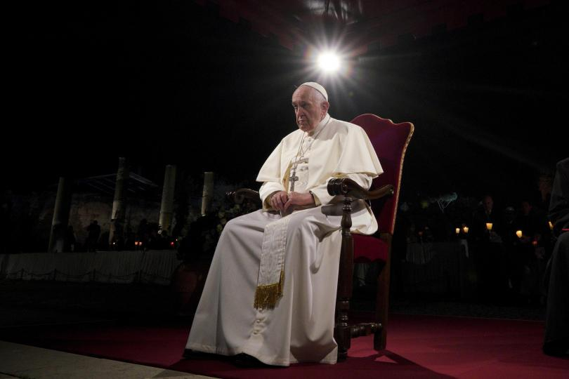 Папа Франциск отслужва Великденско бдение във Ватикана