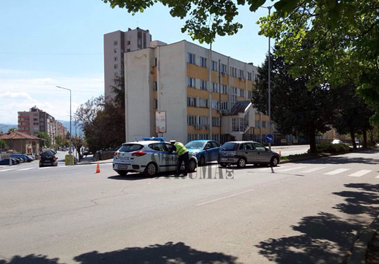 Страшно меле в Благоевград, пътник строши стъкло с главата си (СНИМКИ)