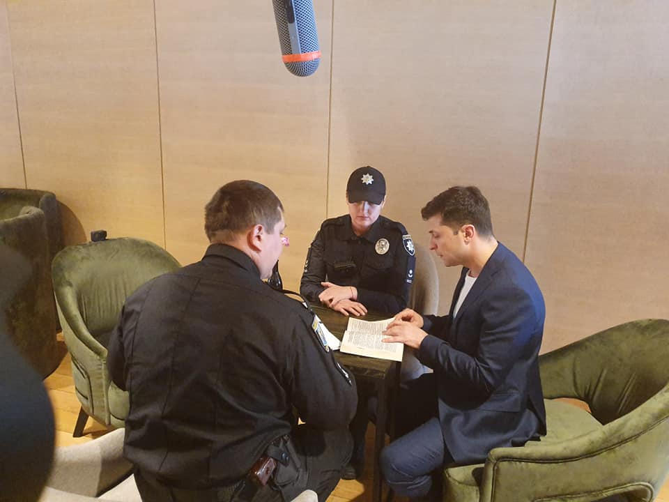 Полиция нахлу в щаба на кандидат-президента Зеленски (СНИМКИ)