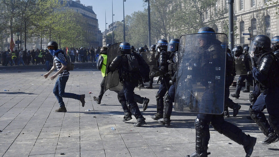 Разследват призиви на "жълтите жилетки" към полицаите в Париж да се самоубиват