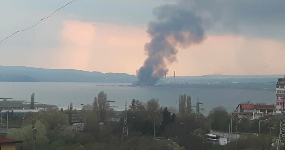 Огромни кълбета дим се носят над Варна, пламнал е голям пожар 