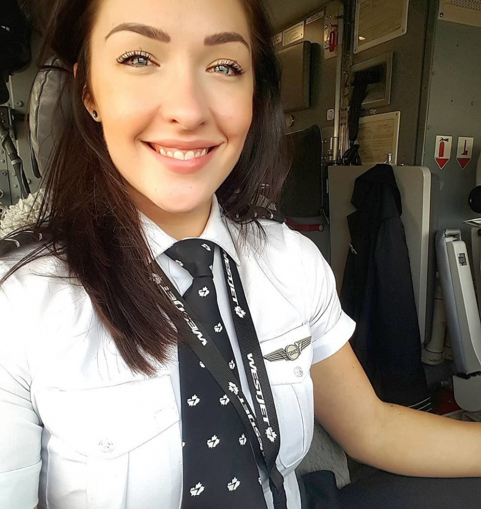 Тази жена-пилот е толкова секси, че веднага ще поискате билет за полета й (СНИМКИ)