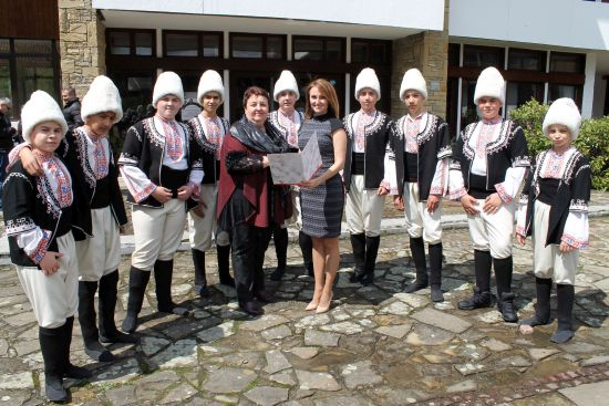 Инвестбанк дари на ученици от музикалното училище в Котел нови  носии за Лазаровден 