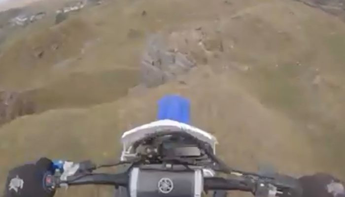 ВИДЕО запечата как мотоциклетист пада от 15-метрова скала