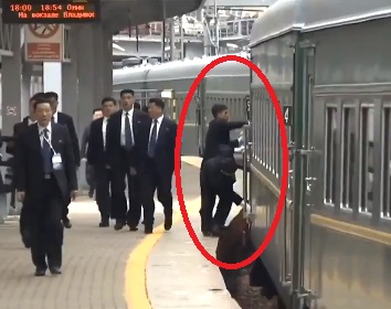 Уникално ВИДЕО на тичащи мъже с бели ръкавици край влака на Ким Чен-ун в Русия смая света 