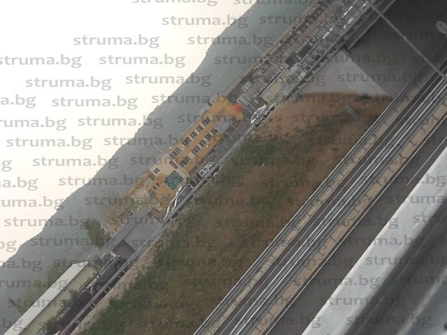Софийски джип БМВ предизвика зрелище на магистрала "Струма" (СНИМКИ)