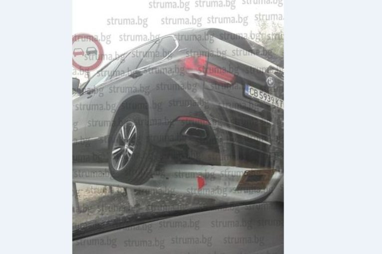Софийски джип БМВ предизвика зрелище на магистрала "Струма" (СНИМКИ)