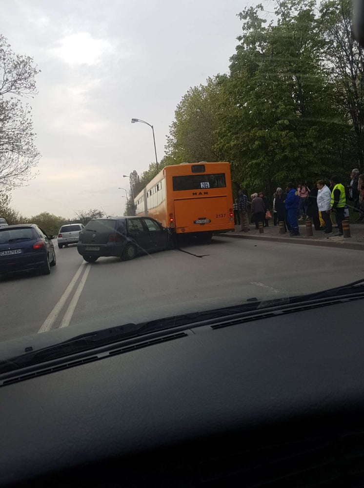 Шофьор на "Голф" се заби като камикадзе под рейс, пълен с пътници (СНИМКИ)