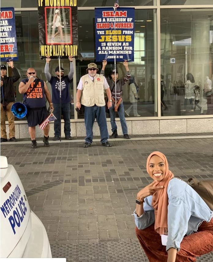 СНИМКА, която обиколи света! Млада мюсюлманка си направи селфи пред антиислямски демонстранти