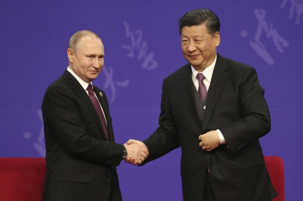 Си Цзинпин удостои "своя най-добър приятел" Путин с почетно звание