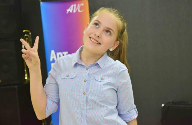 Какво се знае за новата звезда на Слави - 12-годишната Виктория (СНИМКИ)